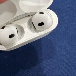 Wireless apple  Earbuds in White Charging Case